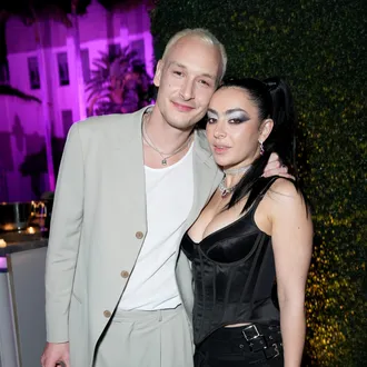 BREAKING NEWS: British pop star Charli XCX has reportedly broken up with her longtime boyfriend, George Daniel DUE TO…..